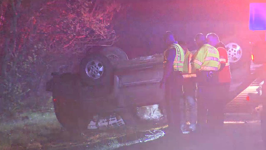 3 injured in earlymorning rollover crash