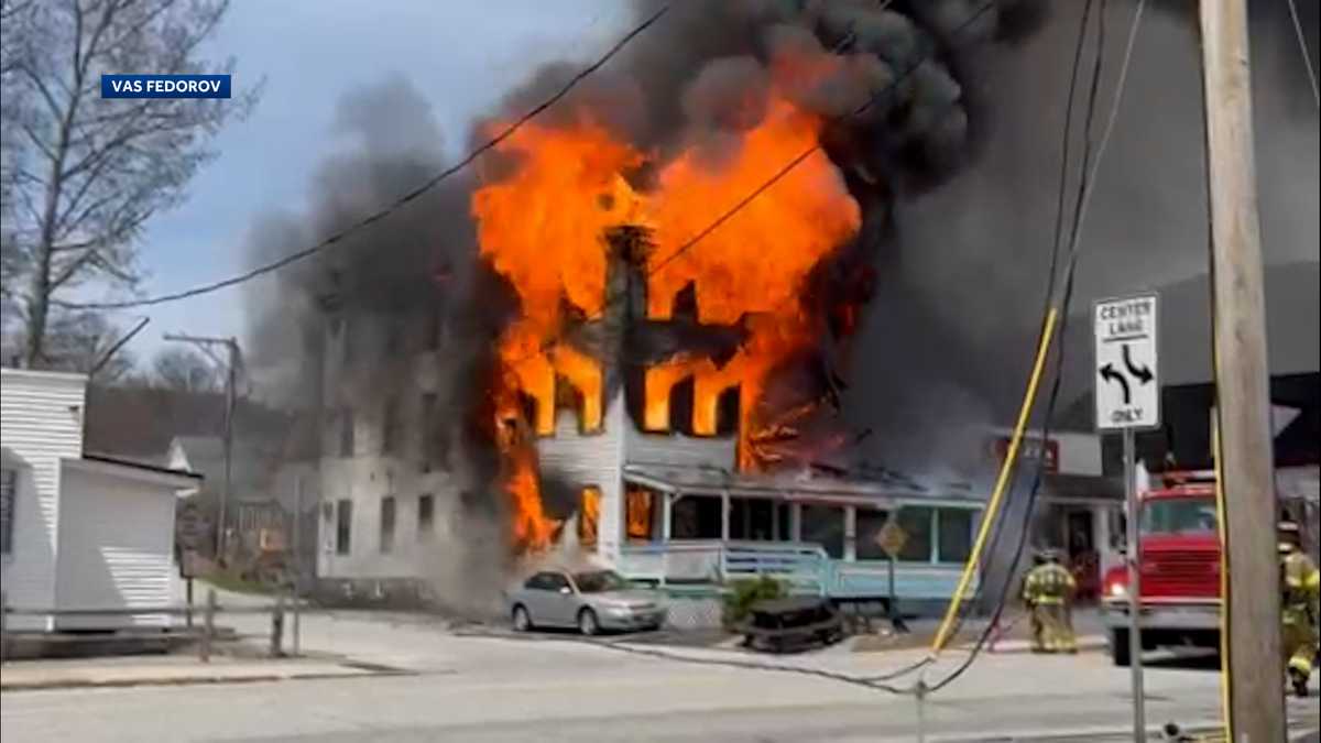 Les pompiers luttent contre un incendie sur Main Street à Lincoln, New Hampshire
