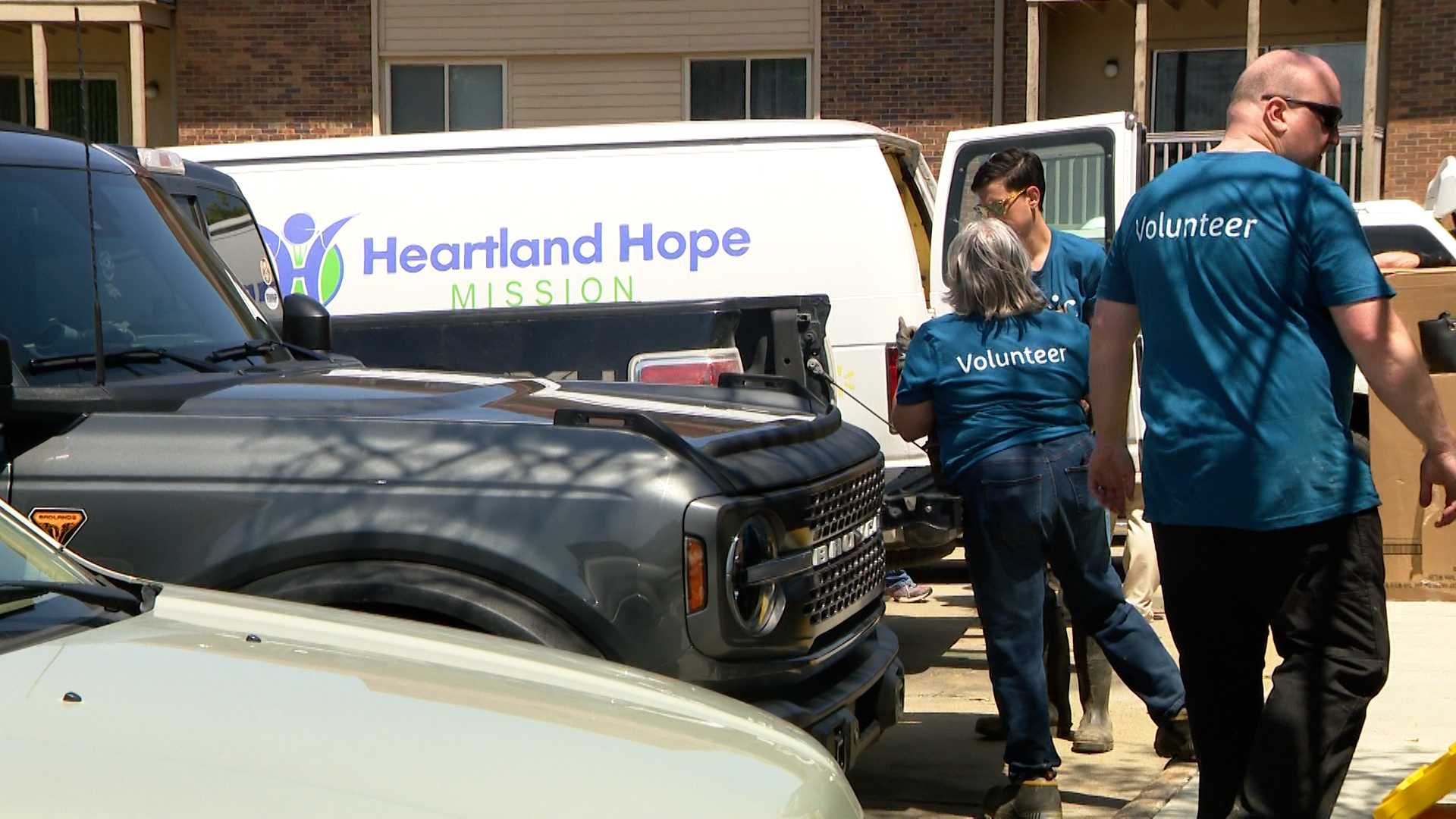 Answering the call to help: Volunteers helped tenants displaced from flooded - Vimarsana News