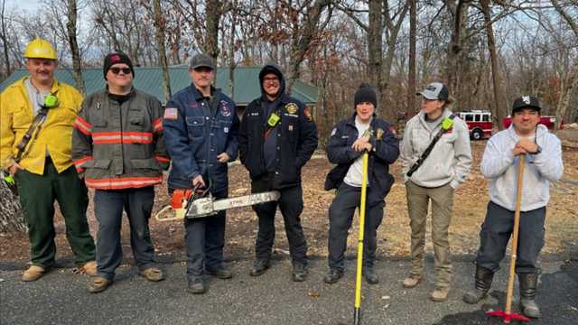 North Carolina: Winston-Salem fire crews are assisting in efforts to contain the Sauratown Mountain Wildfire - Vimarsana News