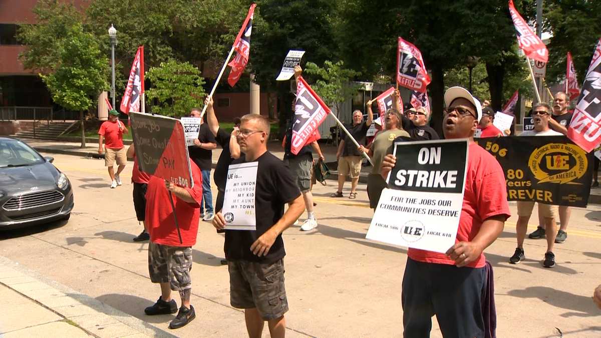 Wabtec strike Union workers rally in Pittsburgh