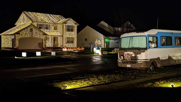 Homeowner recreates Griswold's 'Christmas Vacation' light display