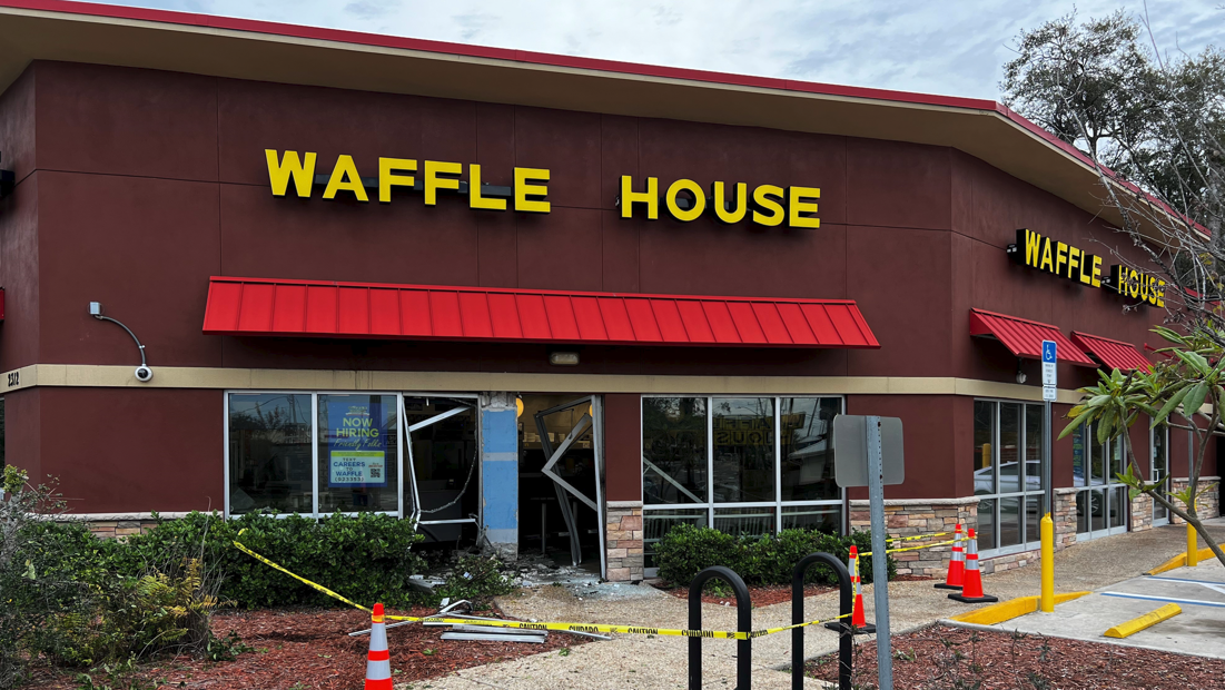 Lakeland PD Driver runs into Waffle House