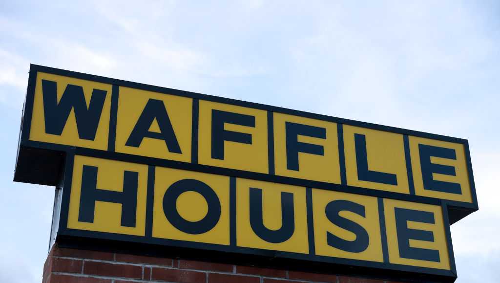 Which Arkansas restaurants are open Thanksgiving evening