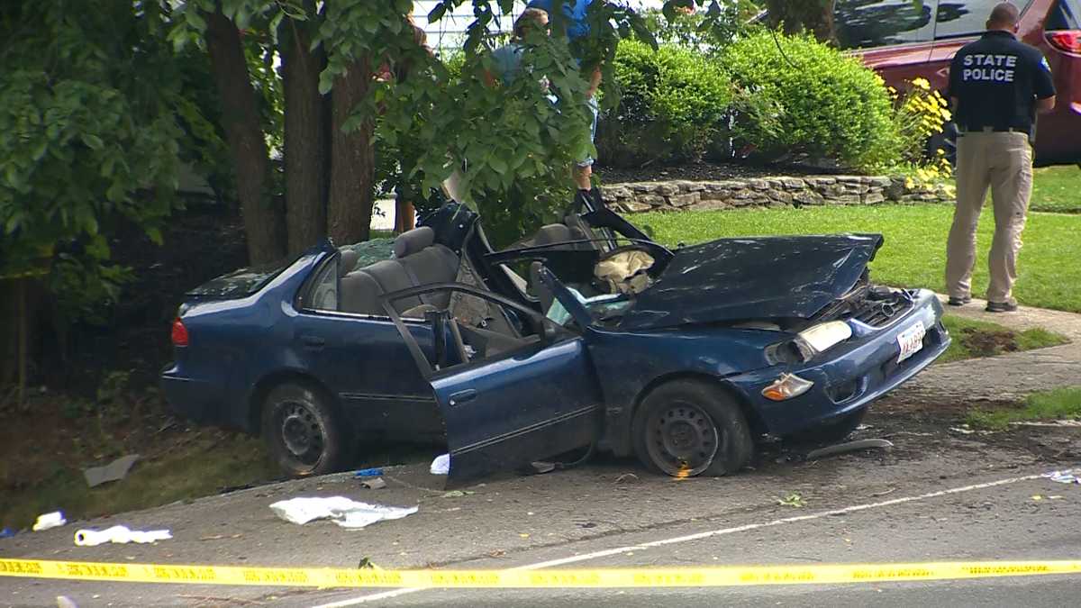 4 injured as car crashes into tree in Wakefield, Massachusetts