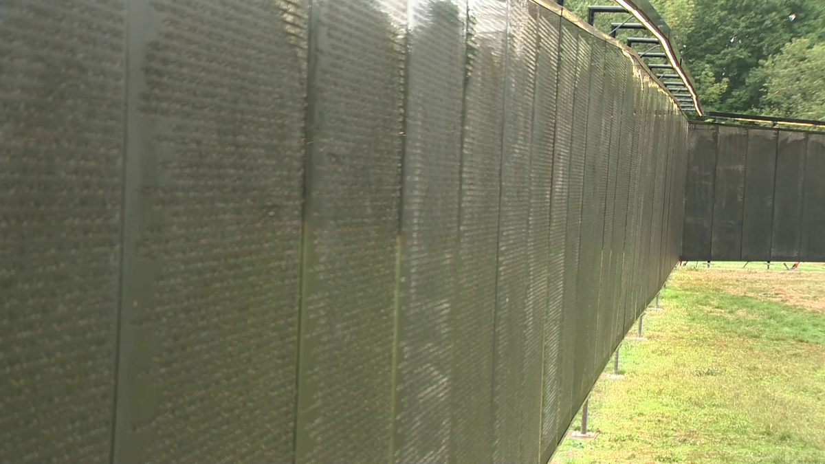 Bức tường Chữa bệnh, một bản sao của Đài tưởng niệm Cựu chiến binh Việt Nam, đi đến Bedford, Massachusetts.