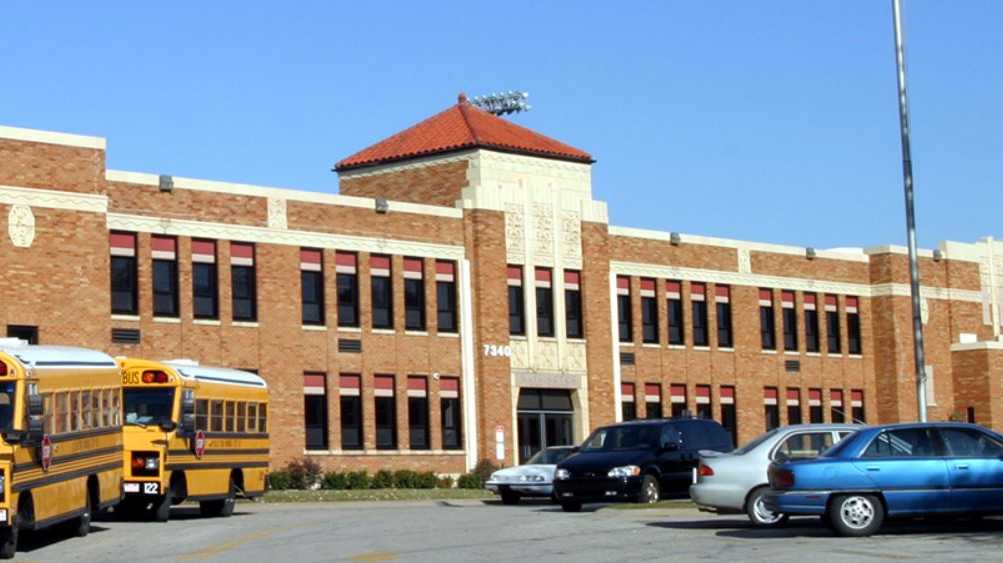 Employee at Washington HS in KCK tests positive for COVID19