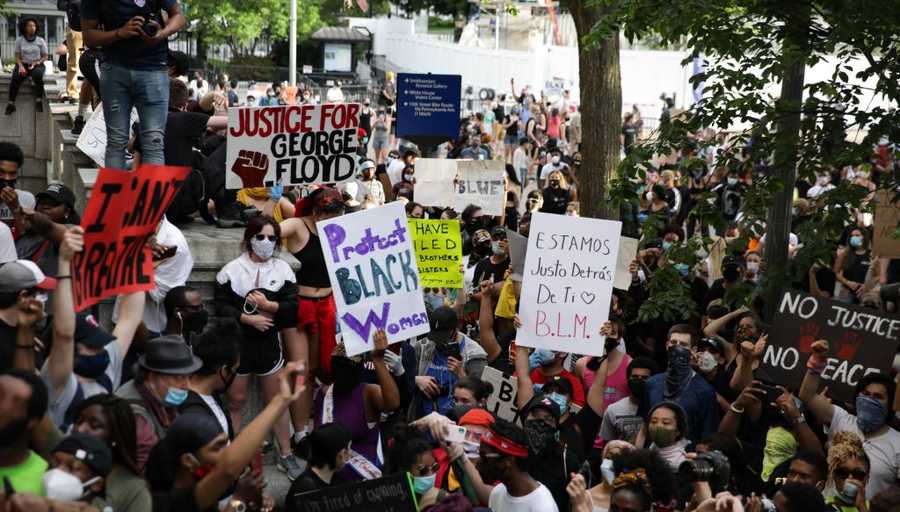 Washington: Hundreds protest George Floyd death Hundreds of demonstrators rally hours after the arrest of a white police officer involved in the death of George Floyd, gathering Friday, May 29, 2020 in Washington D.C. United States.