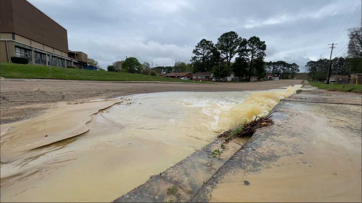 Water main break sends water streaming onto Jackson street