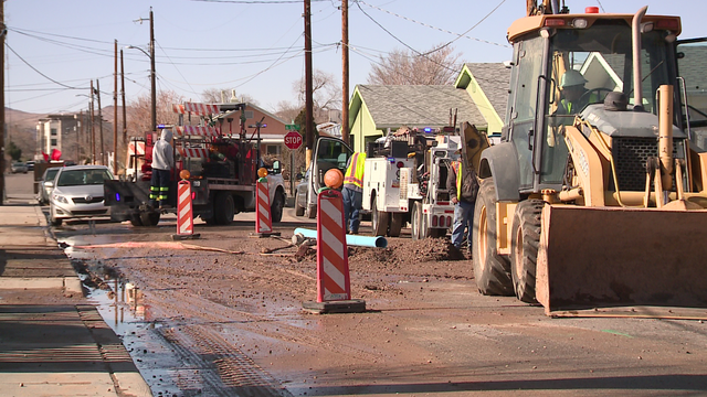 Persistent water main break in Albuquerque leaves residents frustrated and with damage - Vimarsana News