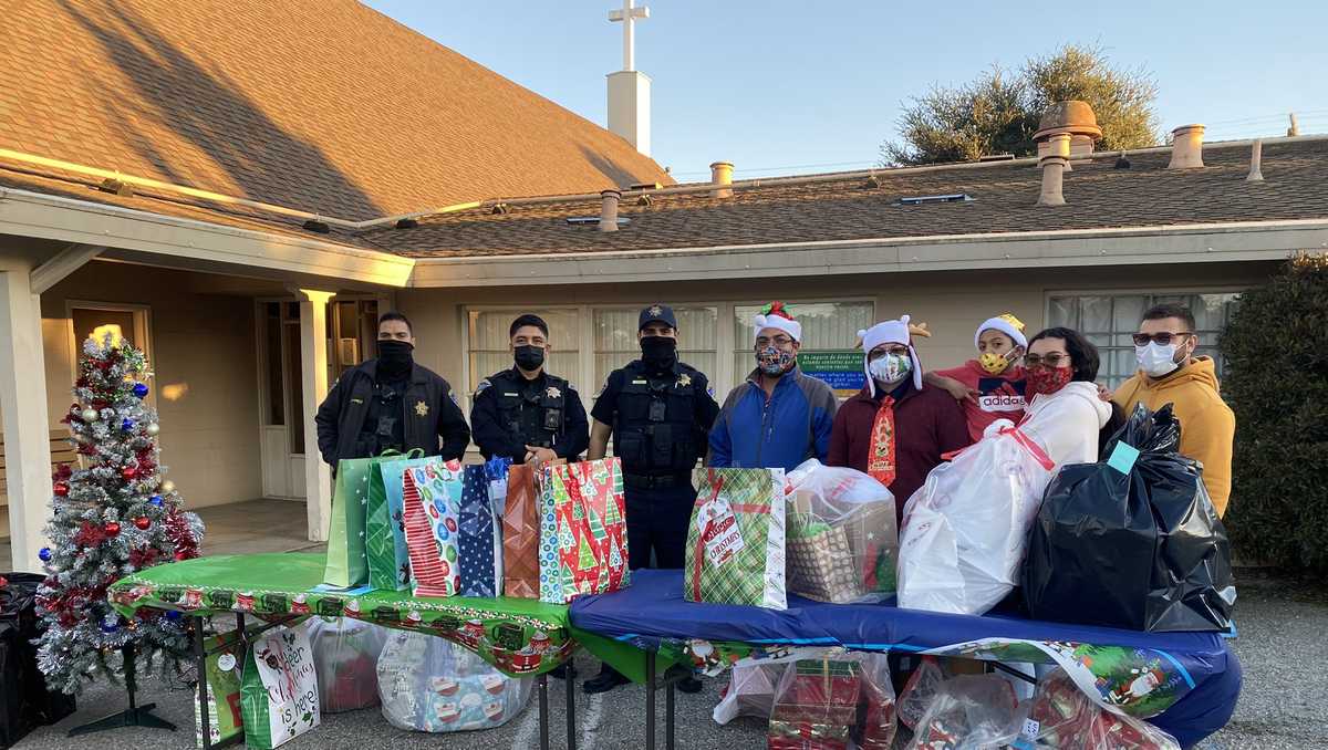 Watsonville Police Partner With Watsonville Networx Hand Out Gifts And Food