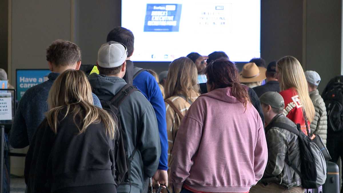 XNA air travelers dealing with delays on Sunday