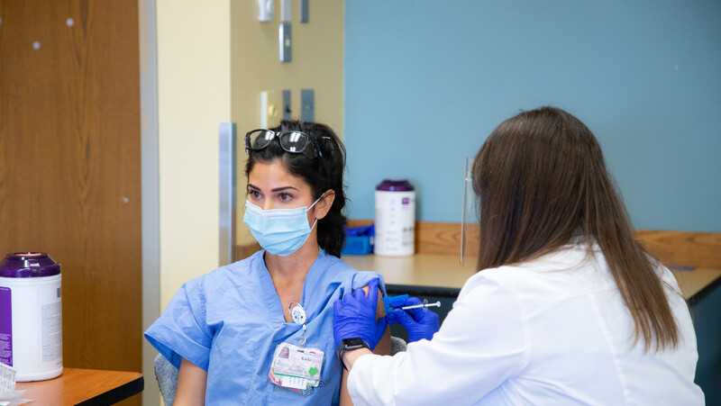 First COVID-19 vaccines in Maine administered to staff at Maine Medical Center - Vimarsana News