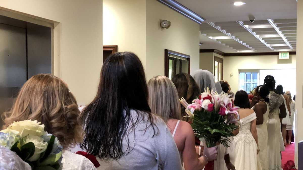 25 couples say I do on the day known for love