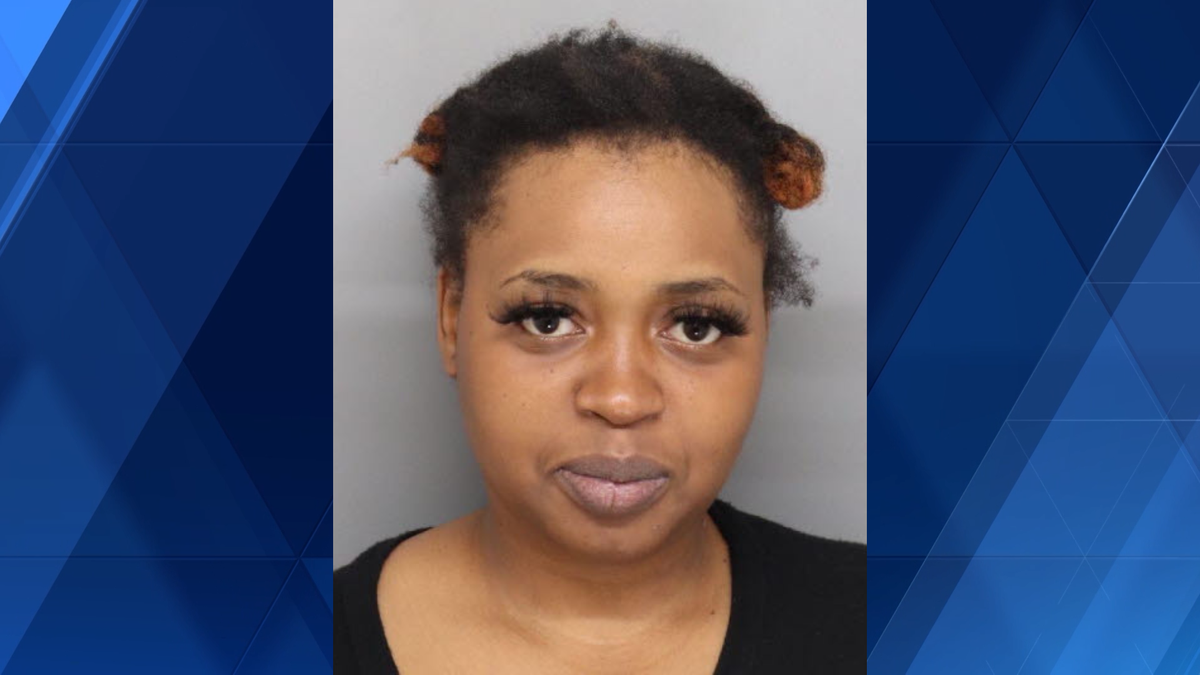 Court docs: Woman charged after toddler left in car for 41 minutes