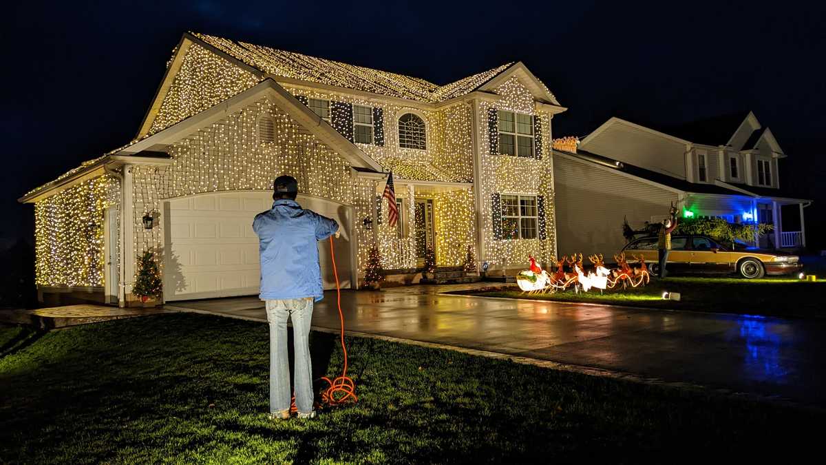 Homeowner recreates Griswold's 'Christmas Vacation' light display