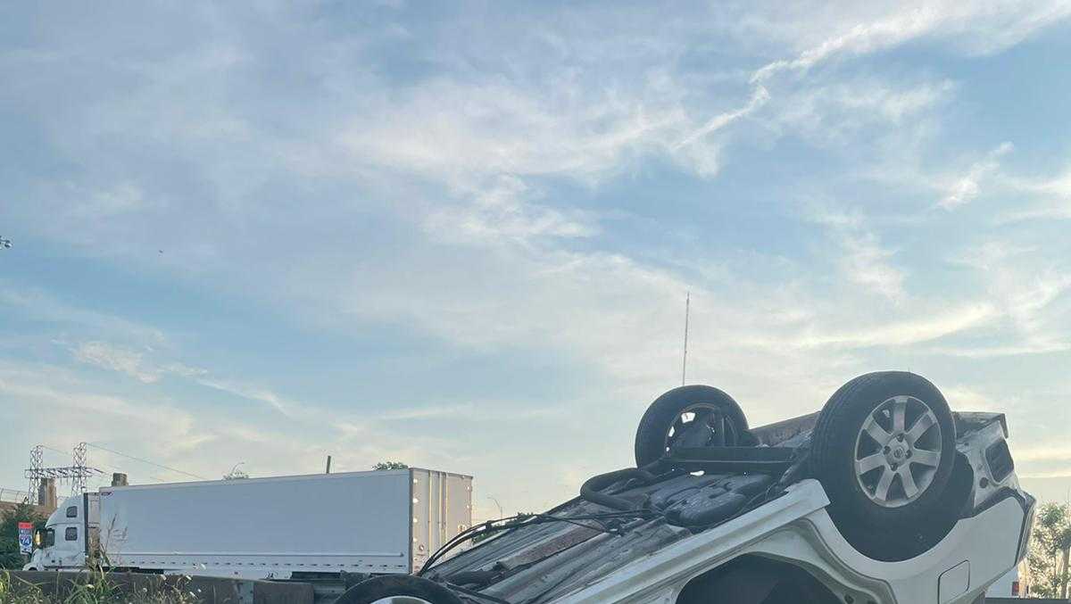 Police: 2 hospitalized after rollover crash along I-75