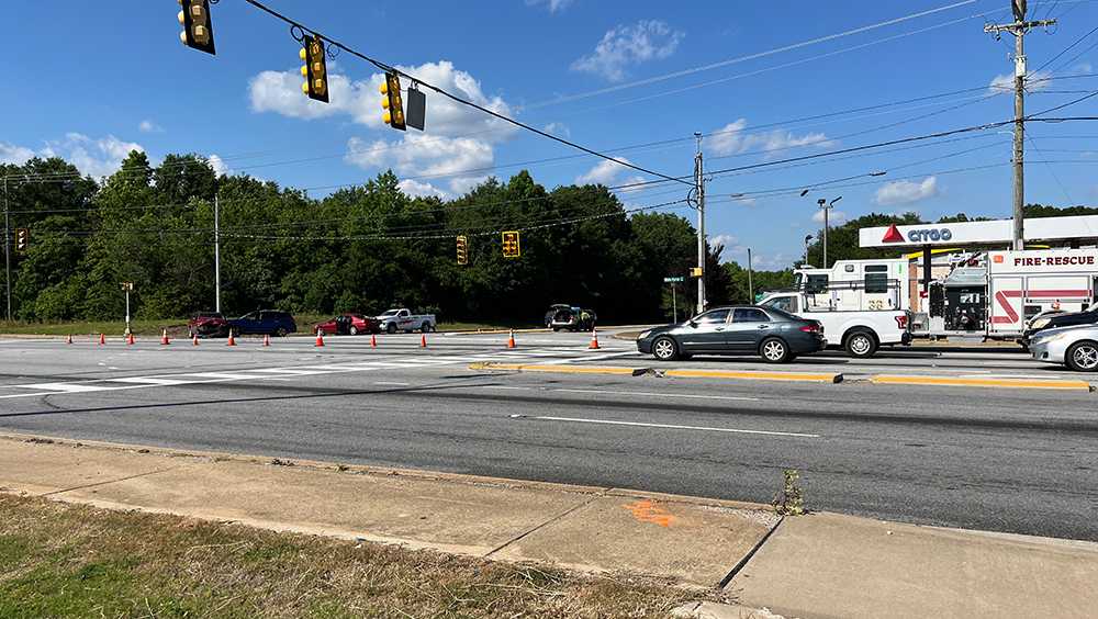 South Carolina: 1 dead, 2 critically injured in crash near I-85