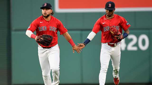 2 Red Sox players win Gold Glove Awards