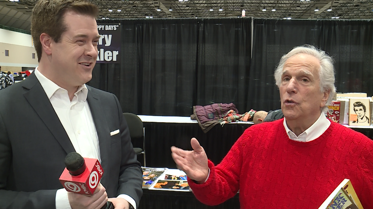 Patrick Mahomes gives Henry Winkler a personalized Kansas City Chiefs jersey