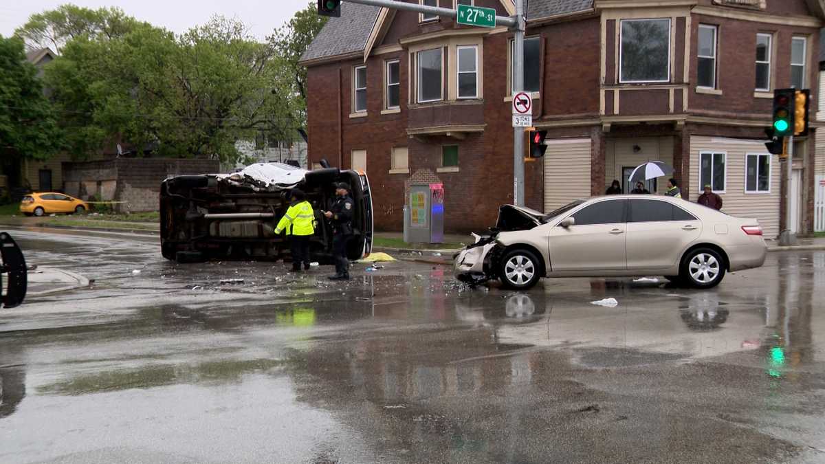 2 officers and teenager injured in Milwaukee crash