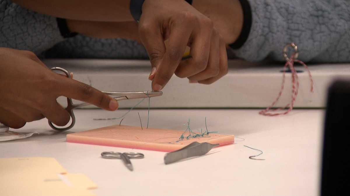 JCPS students get hands-on medical education at 'Mini Med School'