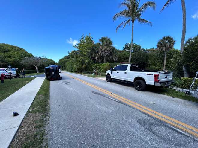 जुपिटर द्वीप पर रोलओवर दुर्घटना के बाद टाइगर वुड्स को गिरफ्तार कर लिया गया और उन पर डीयूआई का आरोप लगाया गया