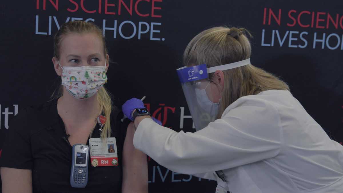 Cincinnati’s front-line healthcare professionals get the first COVID-19 vaccine Cincinnati’s front-line healthcare professionals get the first COVID-19 vaccine