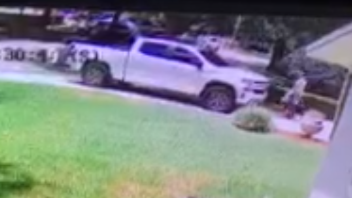 Winter Park police search for residential burglary suspect