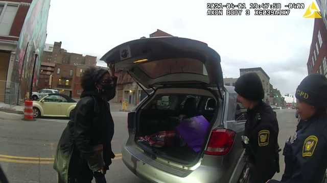 Bodycam shows Cincinnati police help reunite women in car with dementia with family - Vimarsana News