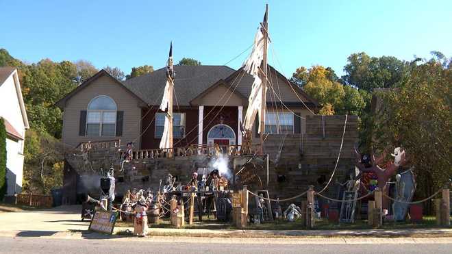 Army&#x20;veteran&#x20;Bionner&#x20;Puerta&#x20;built&#x20;a&#x20;life-size&#x20;pirate&#x20;ship&#x20;Halloween&#x20;display&#x20;in&#x20;Clarksville&#x20;to&#x20;give&#x20;families&#x20;free&#x20;interactive&#x20;experiences.