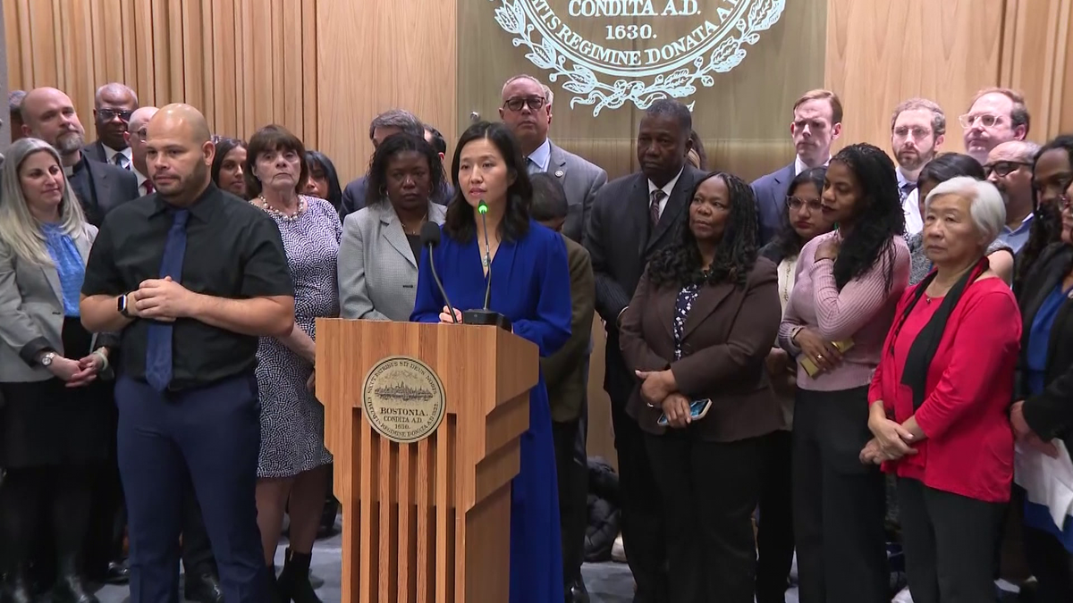 Boston mayor signs order banning ICE enforcement on city property