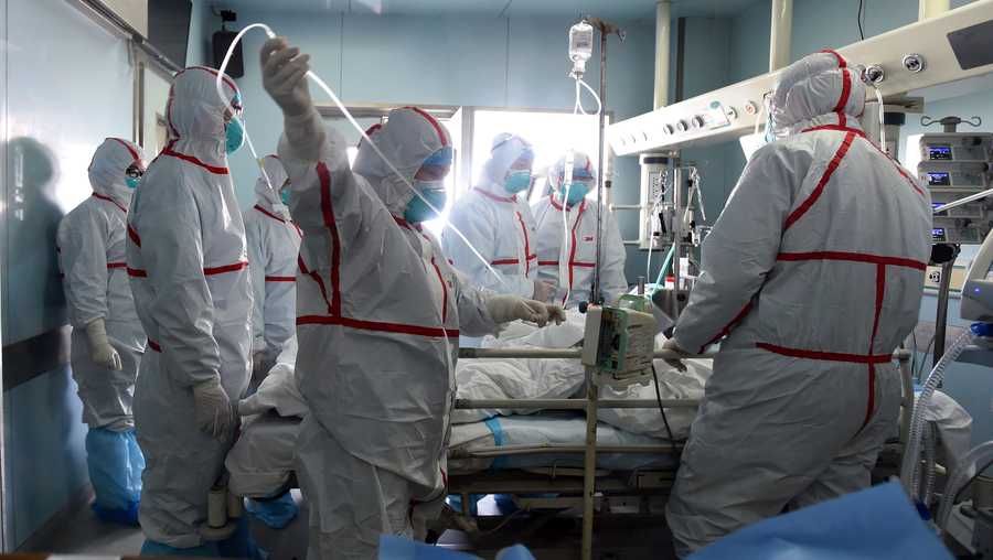 TOPSHOT - This photo taken on February 12, 2017 shows an H7N9 bird flu patient being treated in a hospital in Wuhan, central China&apos;s Hubei province. 
China is experiencing its deadliest outbreak of the H7N9 bird-flu strain since it first appeared in humans in 2013, killing 79 people in January alone and spurring several cities to suspend live poultry trade. / AFP PHOTO / STR / China OUT        (Photo credit should read STR/AFP via Getty Images)