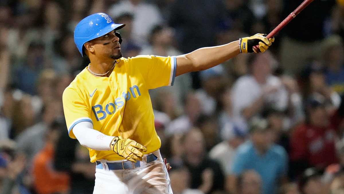 Red Sox snag comeback win in blue-and-yellow uniforms