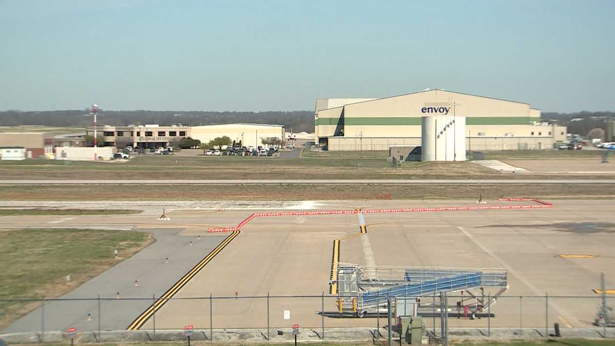 Private plane lands safely at XNA after landing gear malfunction