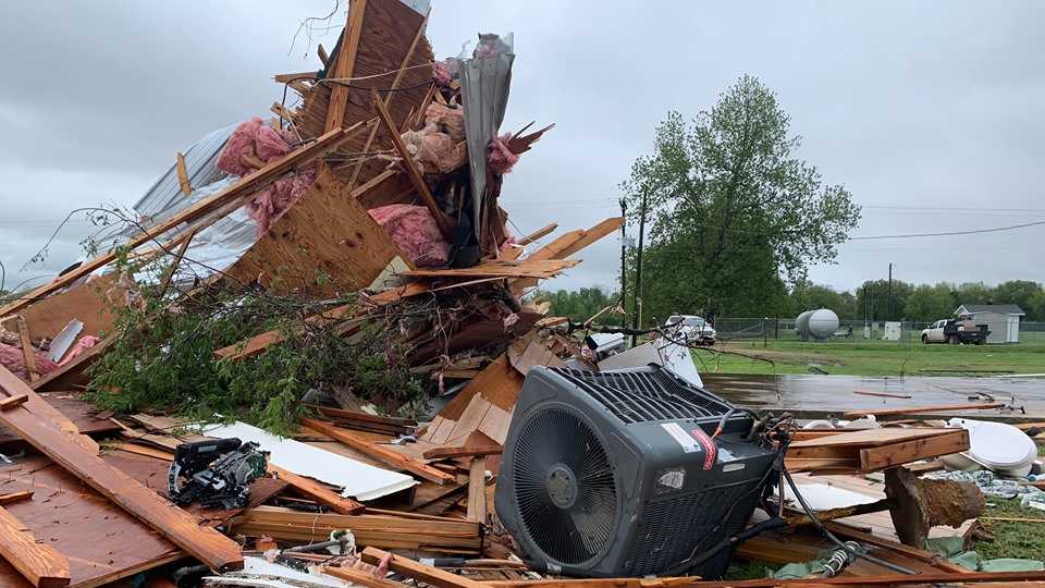 Pictures: Mississippi residents pick up the pieces after major tornado ...