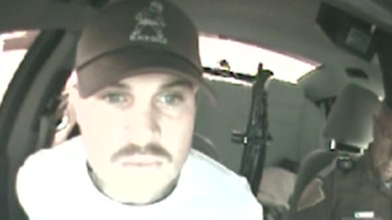 El video de la cámara del tablero muestra a la estrella del country Zach Bryan siendo arrestado