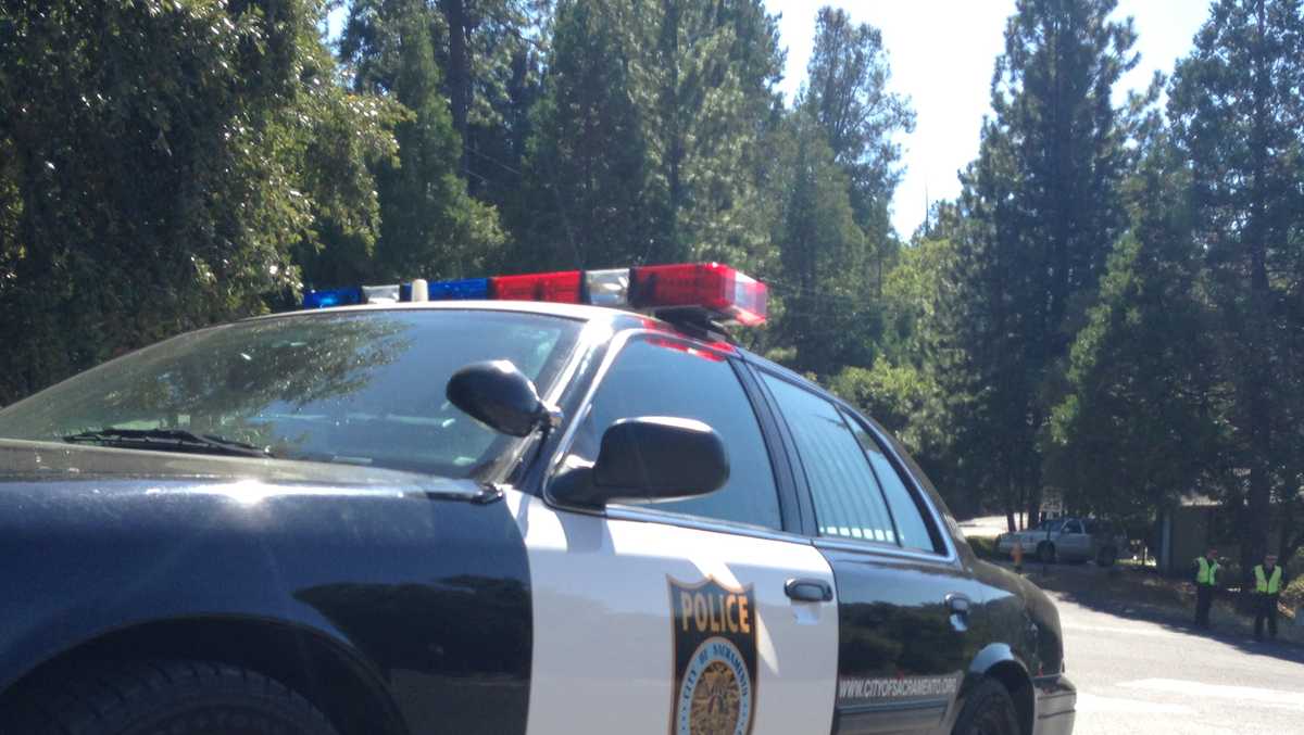 Man dies after crashing car into pole in Sacramento