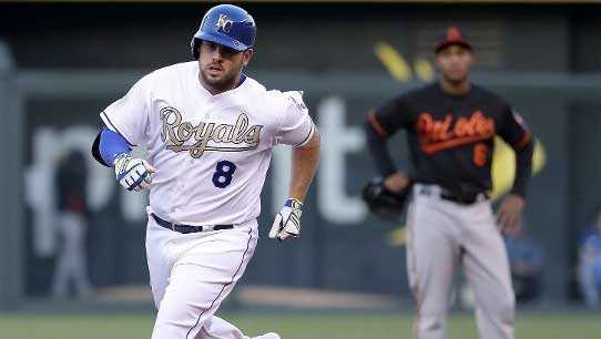 Report: Mike Moustakas to remain Royal, agrees to one-year deal