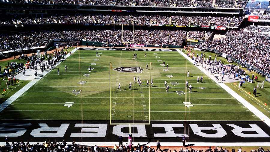 Raiders sign deal to play 2019 in Oakland