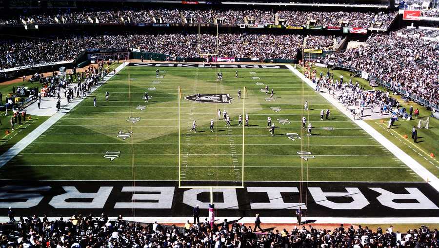 Raiders sign deal to play 2019 in Oakland