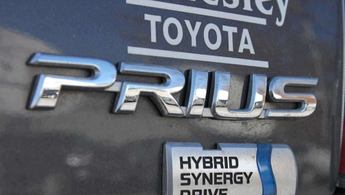 Toyota dealer refusing to sell Priuses, files lawsuit against car company
