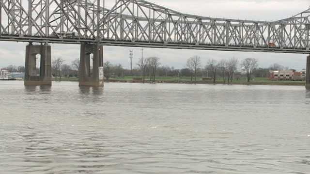 Search on for man who fell off barge into Mississippi River