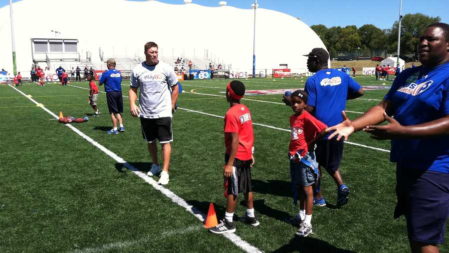 Todd Heap at Play 60 event, encouraging youth to get 60 minutes of exercise every day.