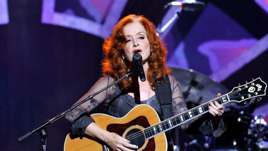 In March 2000, Raitt was inducted into the Rock and Roll Hall of Fame.