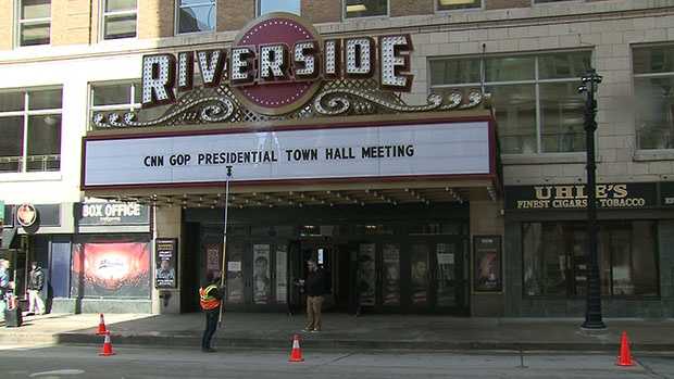 Crews update the marquee at Milwaukee's Riverside Theater on Friday, March 25 in advance of CNN's town hall meeting with Republican candidates.