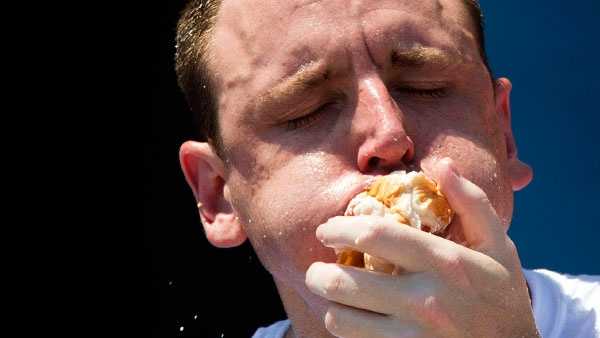 Joey Chestnut wins 8th straight Cincinnati bratwurst-eating crown