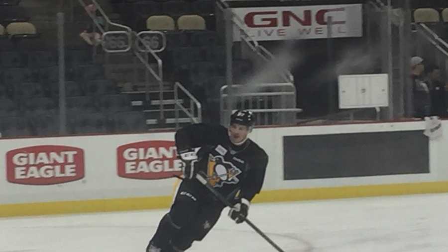 Sidney Crosby hits the ice (Ryan Recker)