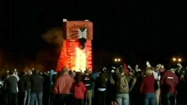 Una tradición anual previa al juego USC vs. Clemson: La quema del tigre y el funeral de la Coca-Cola. Fue la quema de un tigre en Colombia el lunes por la noche.