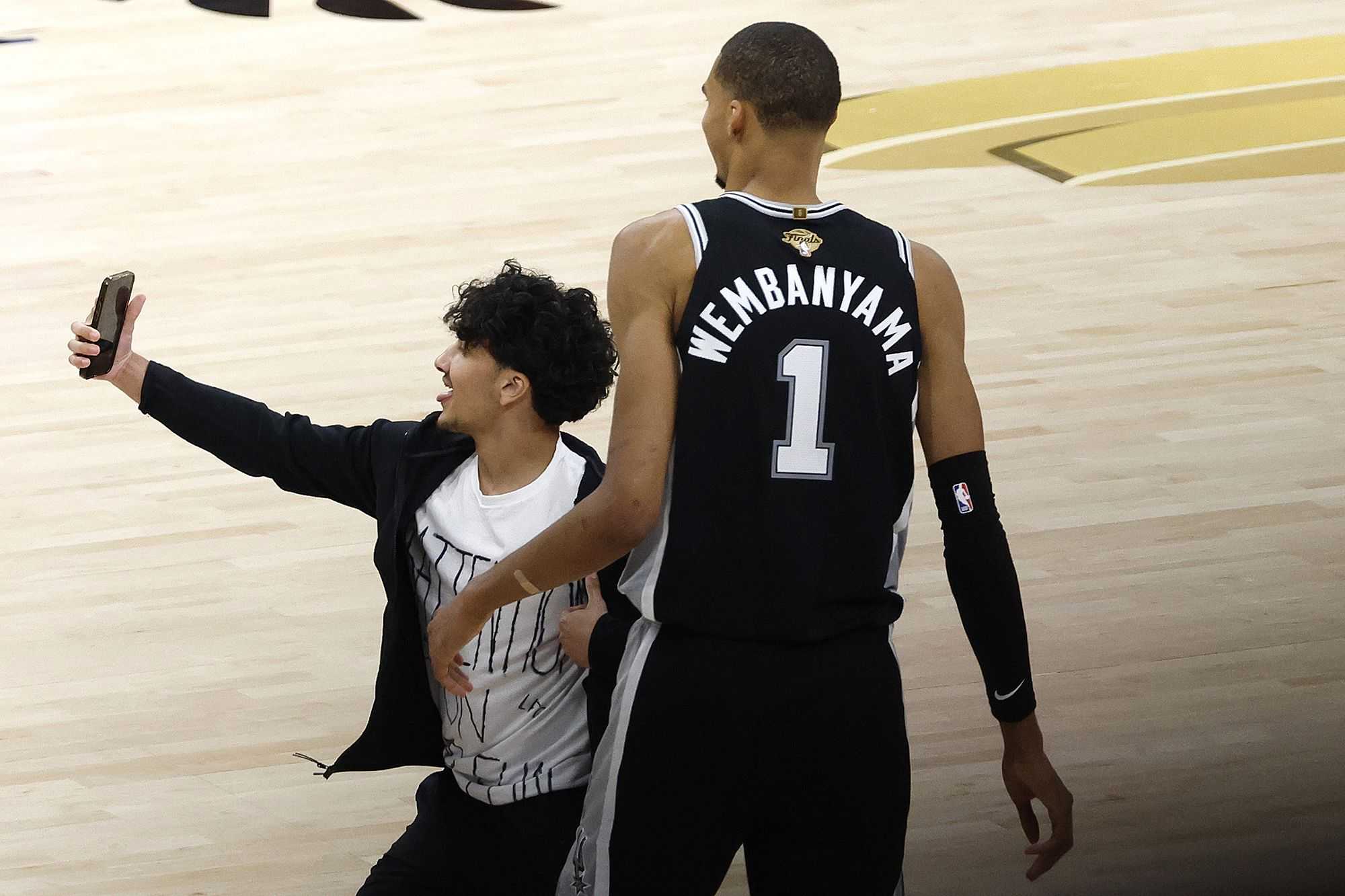 Fan runs onto court to take selfie with Victor Wembanyama during NBA Finals